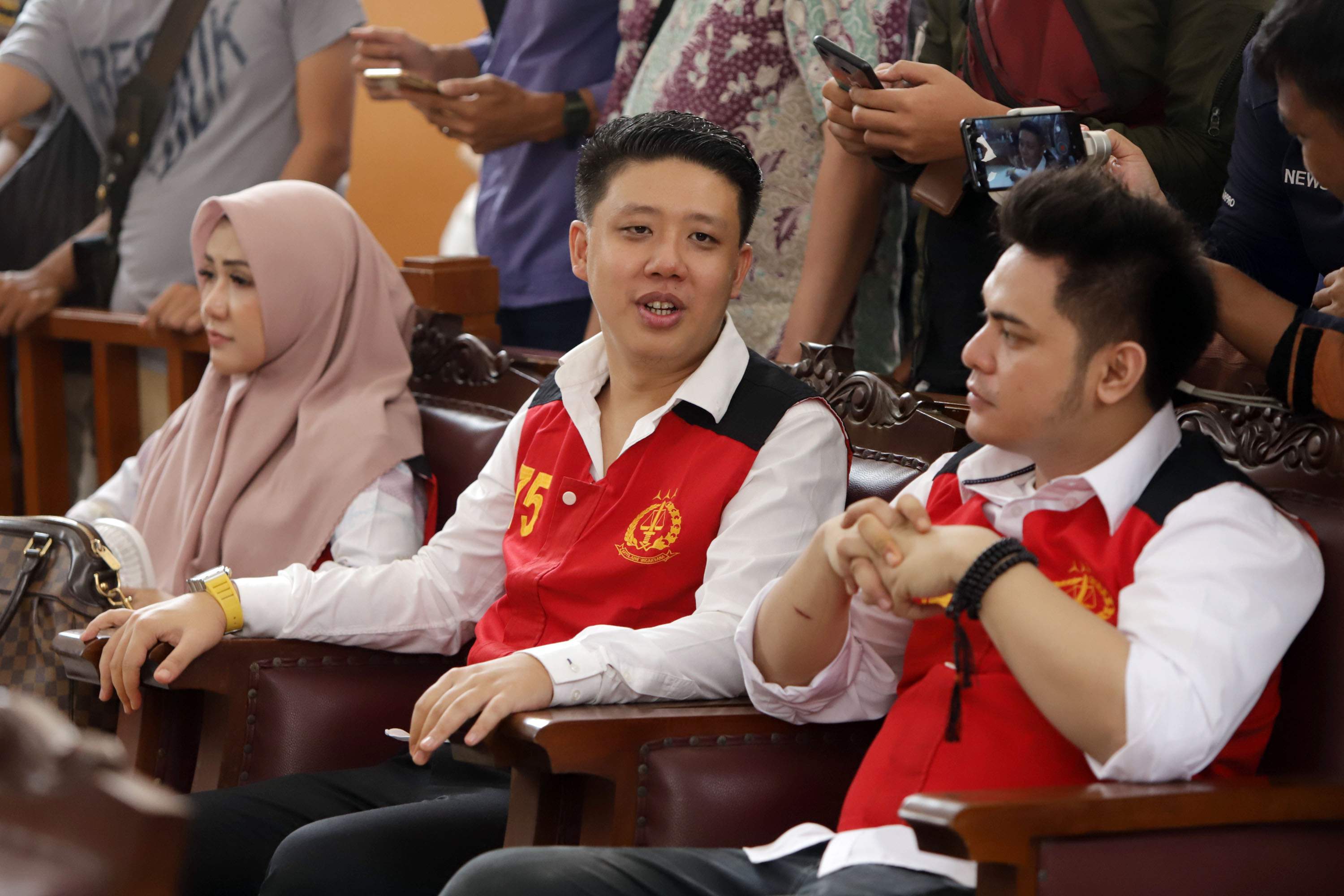 trio-terdakwa-kasus-ikan-asin-jalani-sidang-perdana_20191209_182350.jpg
