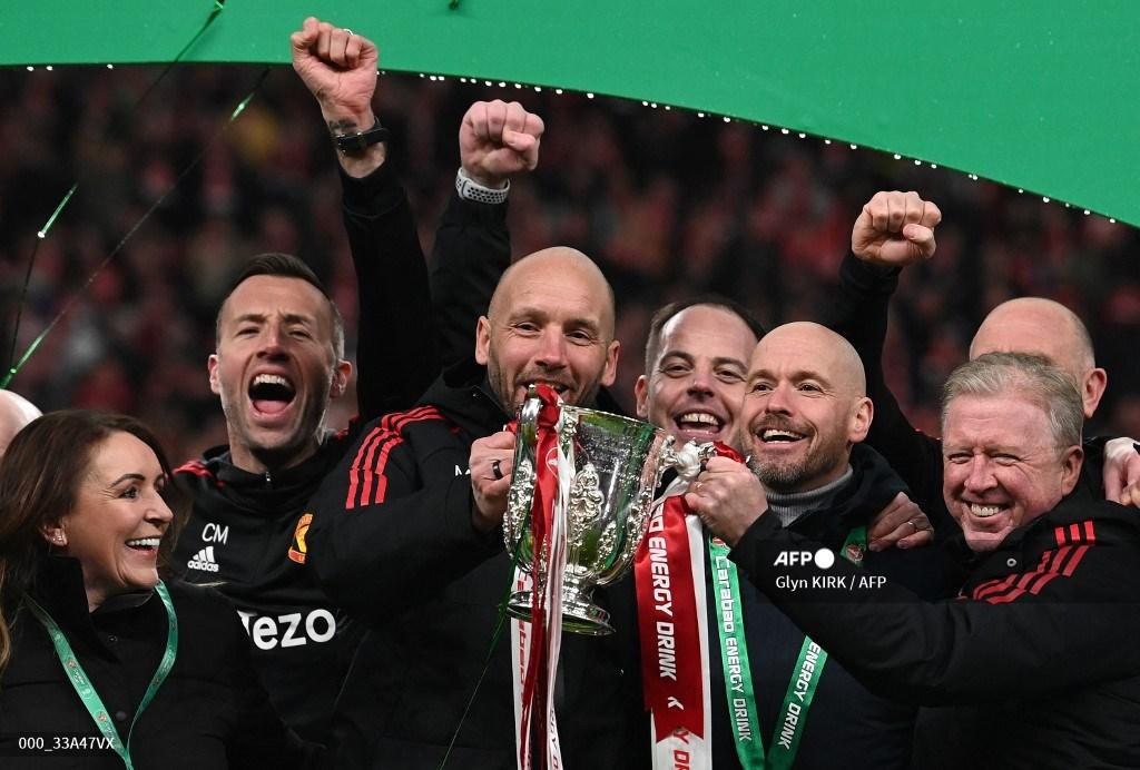 trofi-perdana-ten-hag-bersama-manchester-united.jpg