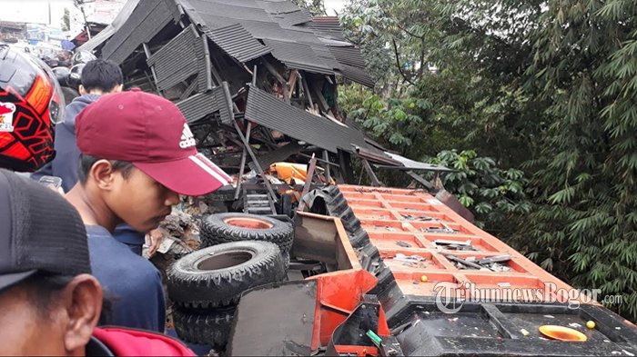 truk-fuso-tabrak-warung-makan_20180128_094926.jpg