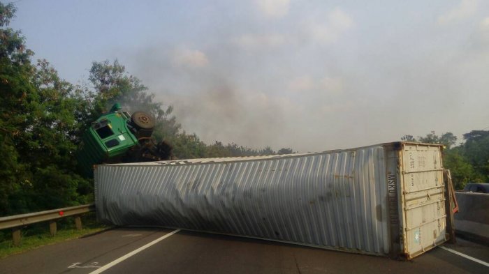 truk-kontainer-terguling_20170517_215637.jpg