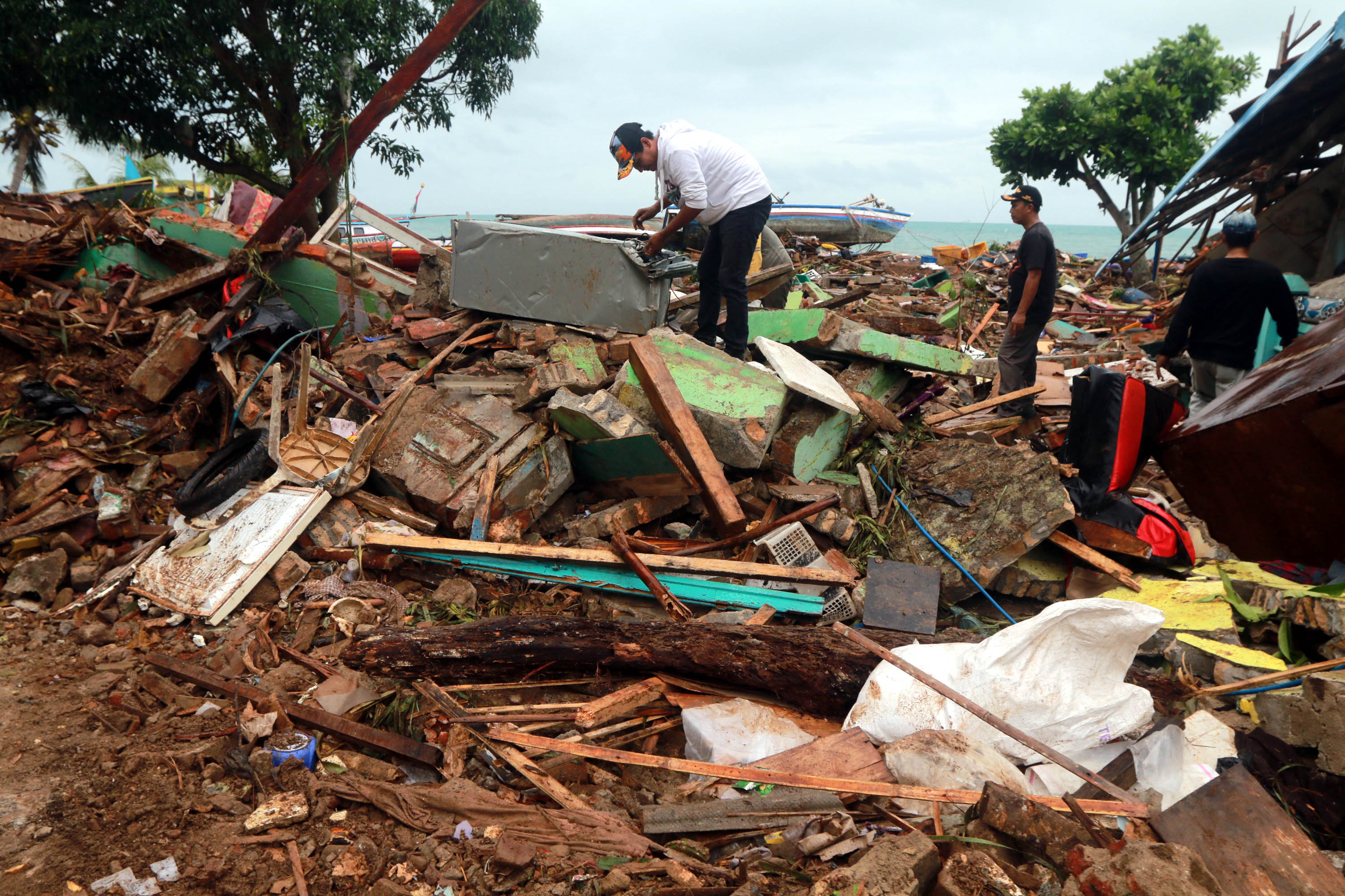 tsunami-hantam-lampung-selatan_20181223_195230.jpg