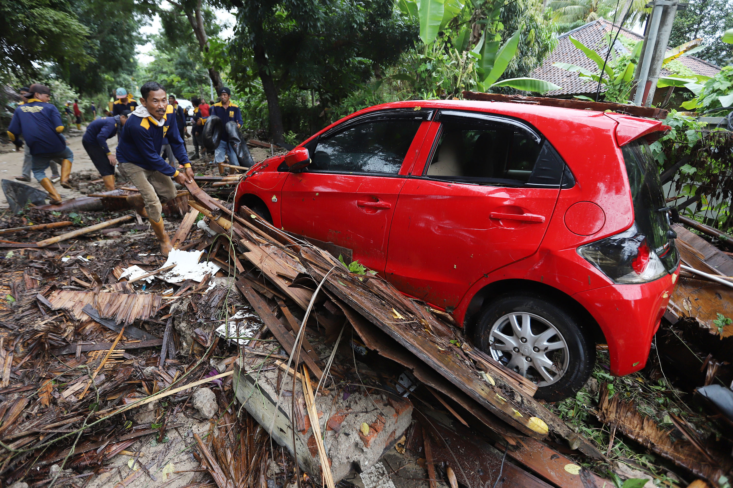 tsunami-terjang-pantai-carita-dan-tanjung-lesung_20181223_202617.jpg