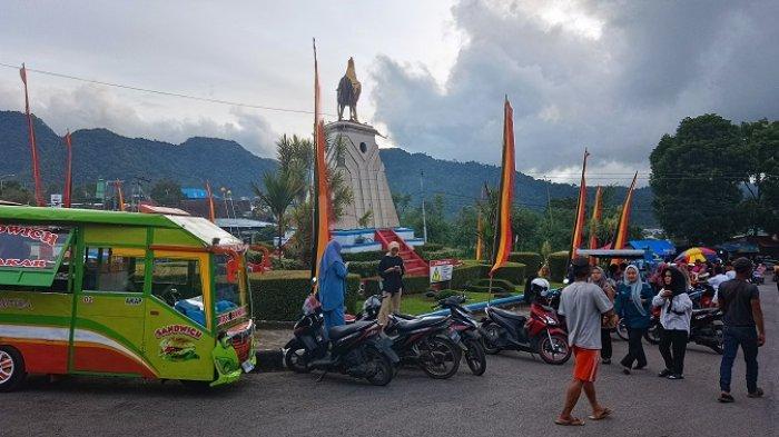 tugu-ayam-kukuak-balenggek-di-kayu-aro-kabupaten-solok-sumbar.jpg