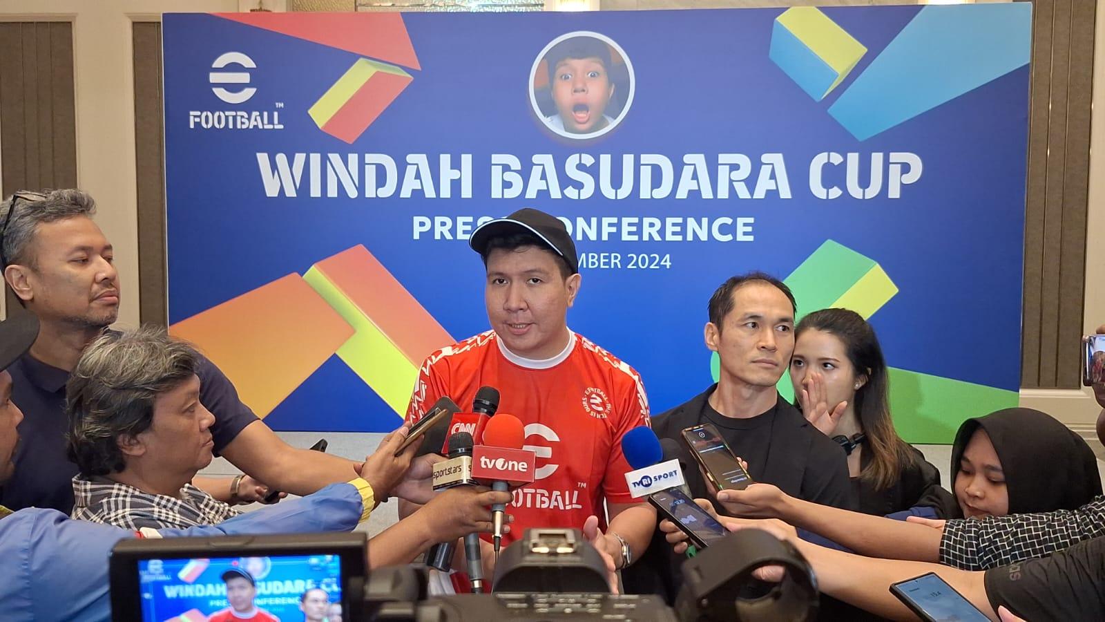 Windah Basudara saat diwawancarai usai konferensi pers turnamen eFootball Windah Basudara Cup 2024 di Hotel Langham, Jakarta. Kamis (14/11/2024).