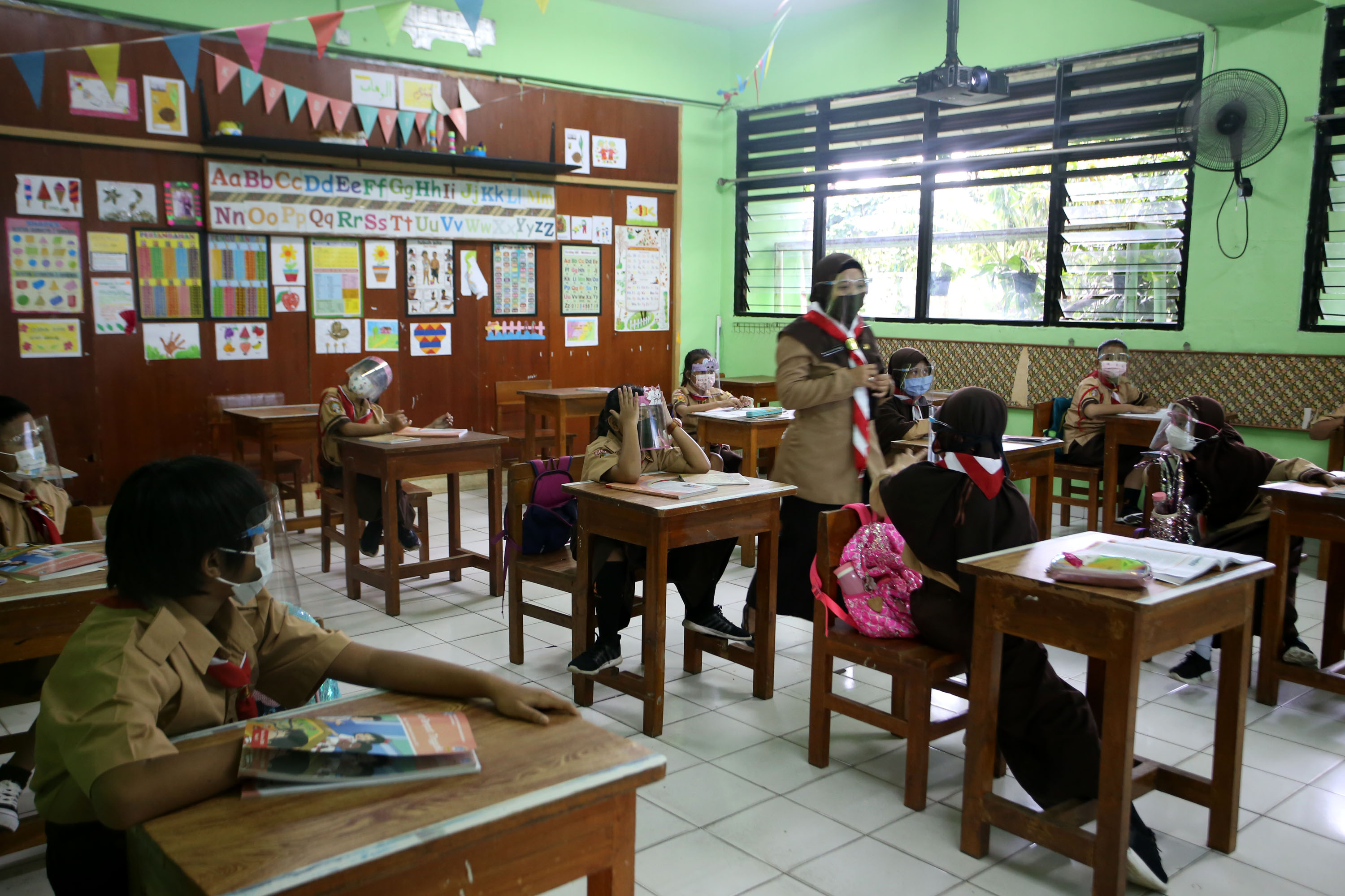 uji-coba-belajar-mengajar-tatap-muka-di-jakarta_20210407_163803.jpg