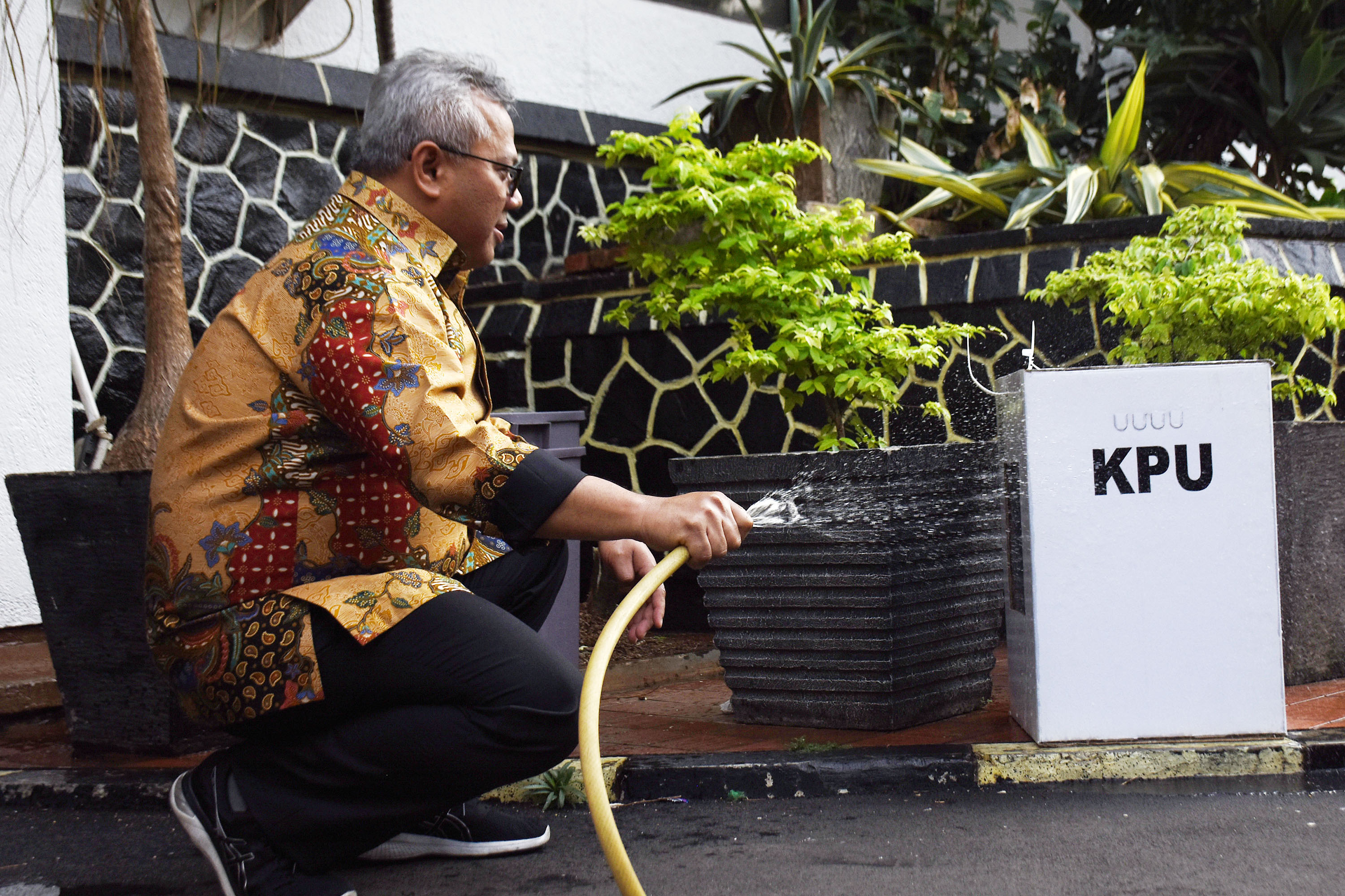 uji-coba-kekuatan-kotak-suara-pemilu-2019_20181218_000845.jpg