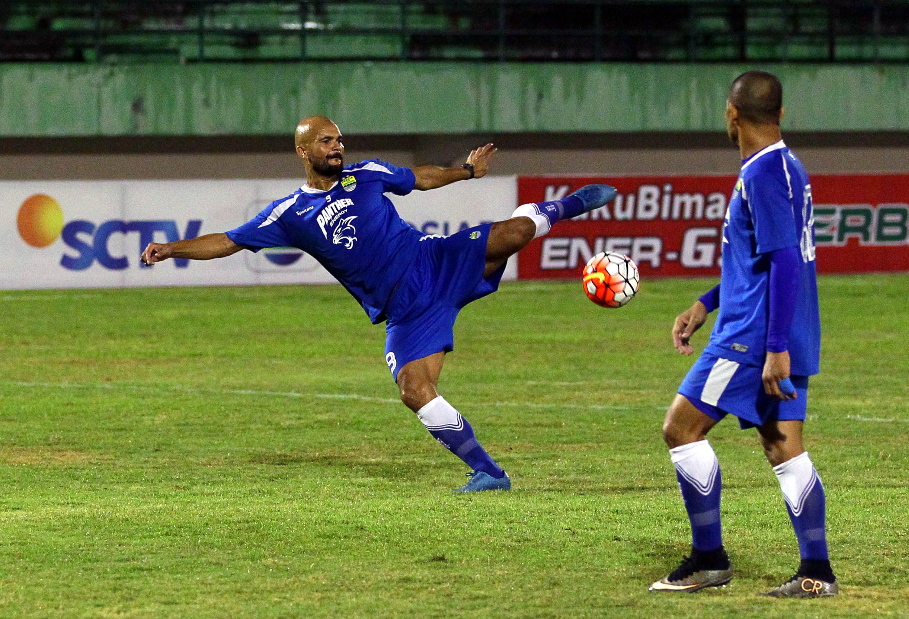 uji-coba-lapangan-persib-bandung_20170225_181023.jpg