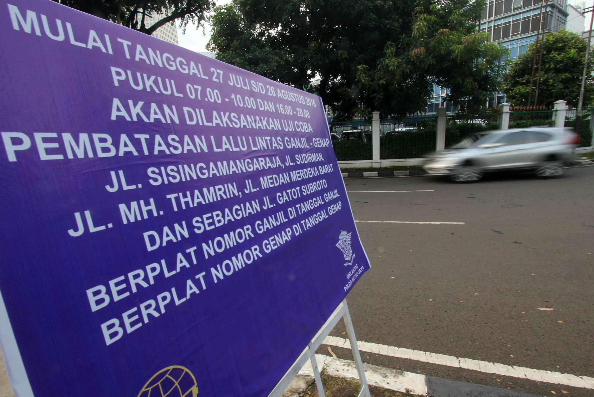 uji-coba-pembatasan-lalu-lintas-ganjil-genap_20160725_212051.jpg