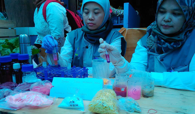 uji-kandungan-zat-berbahaya-di-makanan-bpom_20161221_135445.jpg