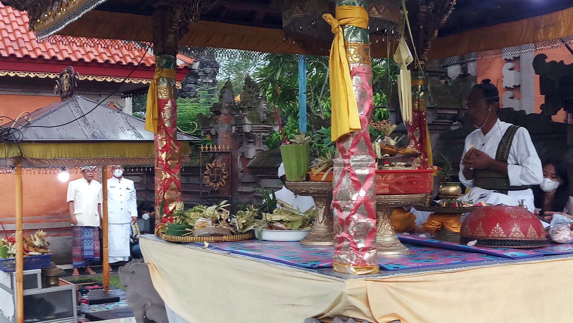 umat-hindu-kota-tangerang-rayakan-hari-raya-galungan-kuningan_20210414_220607.jpg