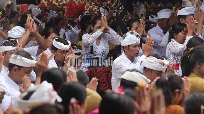 umat-hindu-melaksanakan-persembahyangan-hari-raya-kuningan-di-pura-sakenan.jpg
