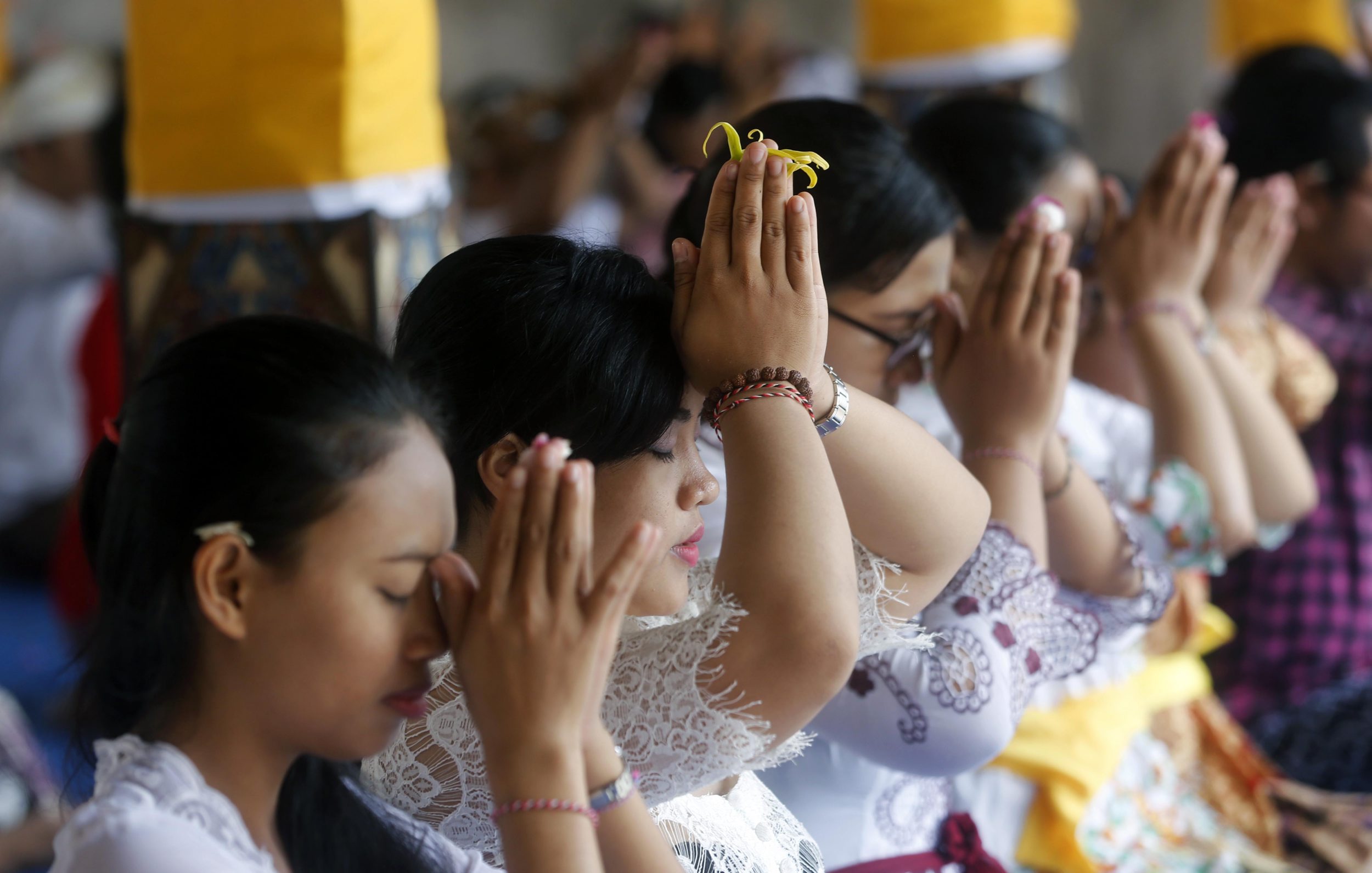 umat-hindu-sembayang-hari-raya-galungan_20160907_163503.jpg