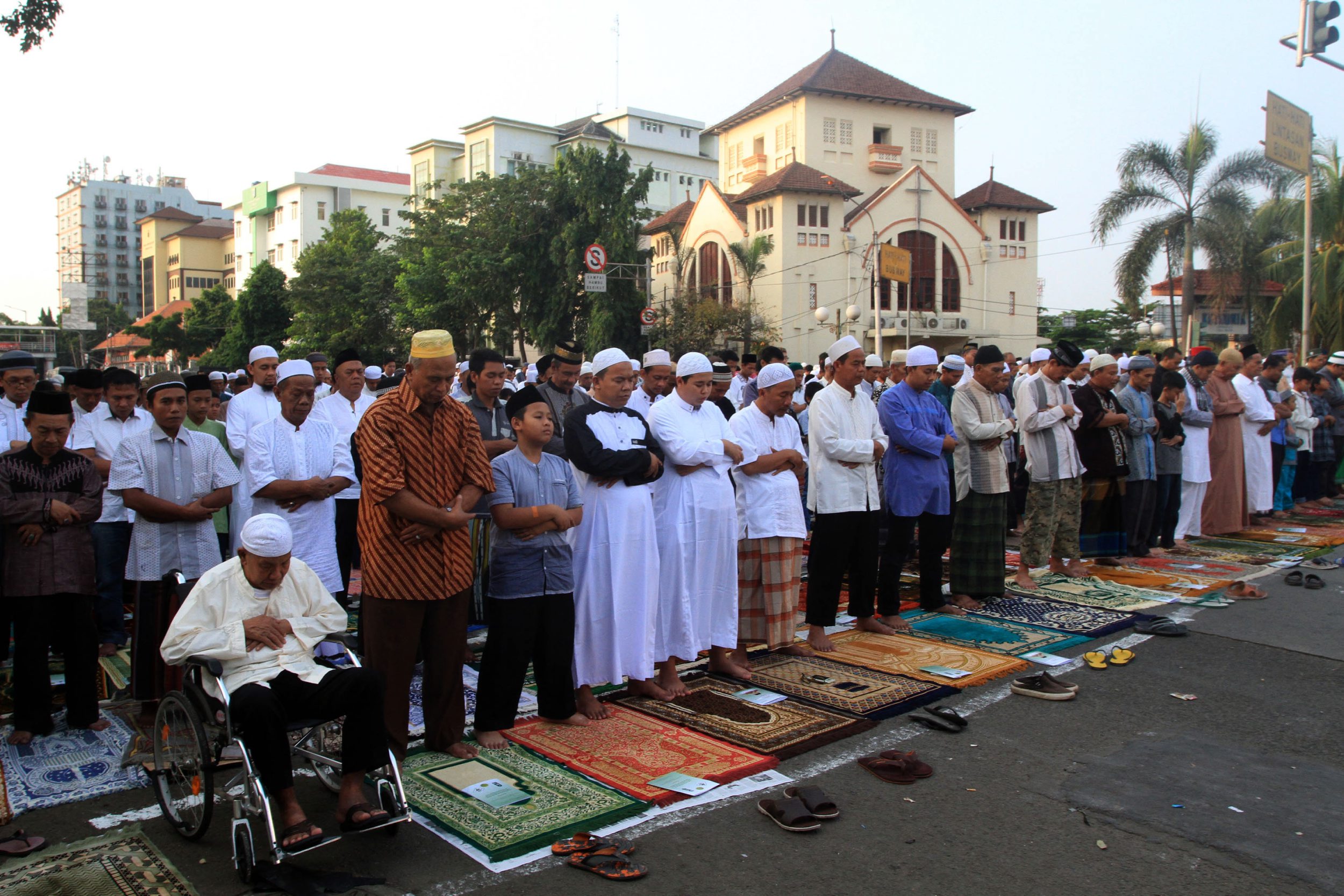 umat-muslim-lakukan-salat-idulfitri-1439-h_20180615_210804.jpg