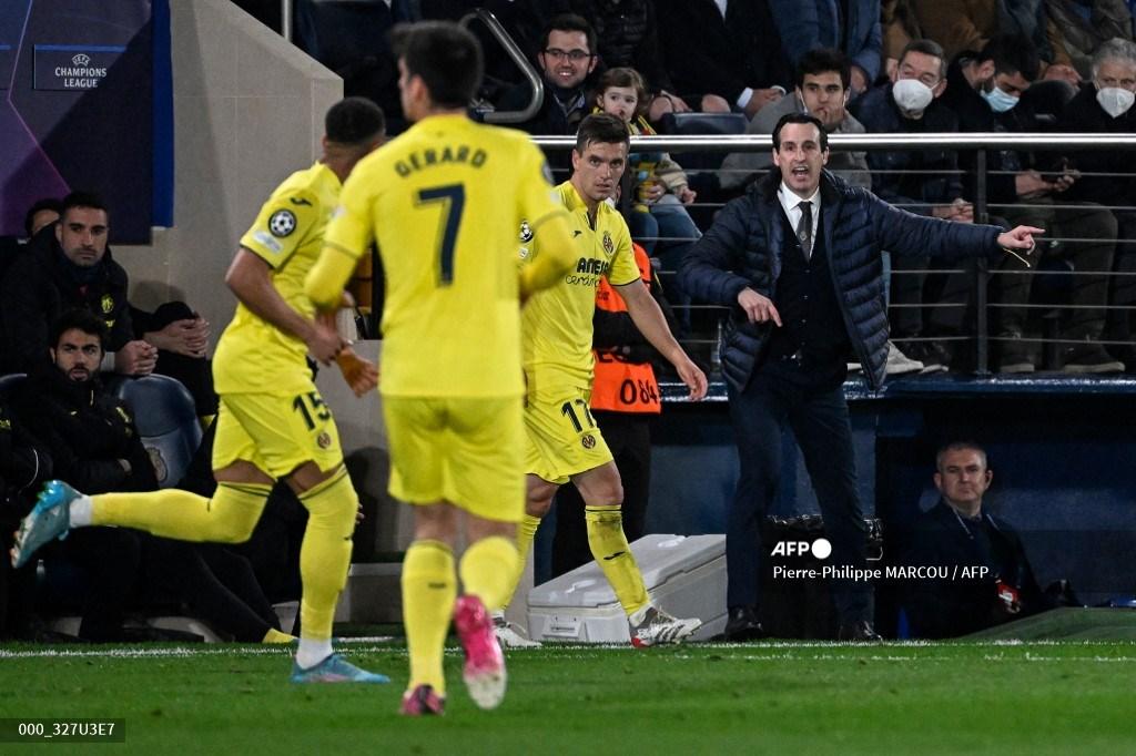 unai-emery-kanan-meneriakkan-instruksi-kepada-para-pemainnya-selama.jpg
