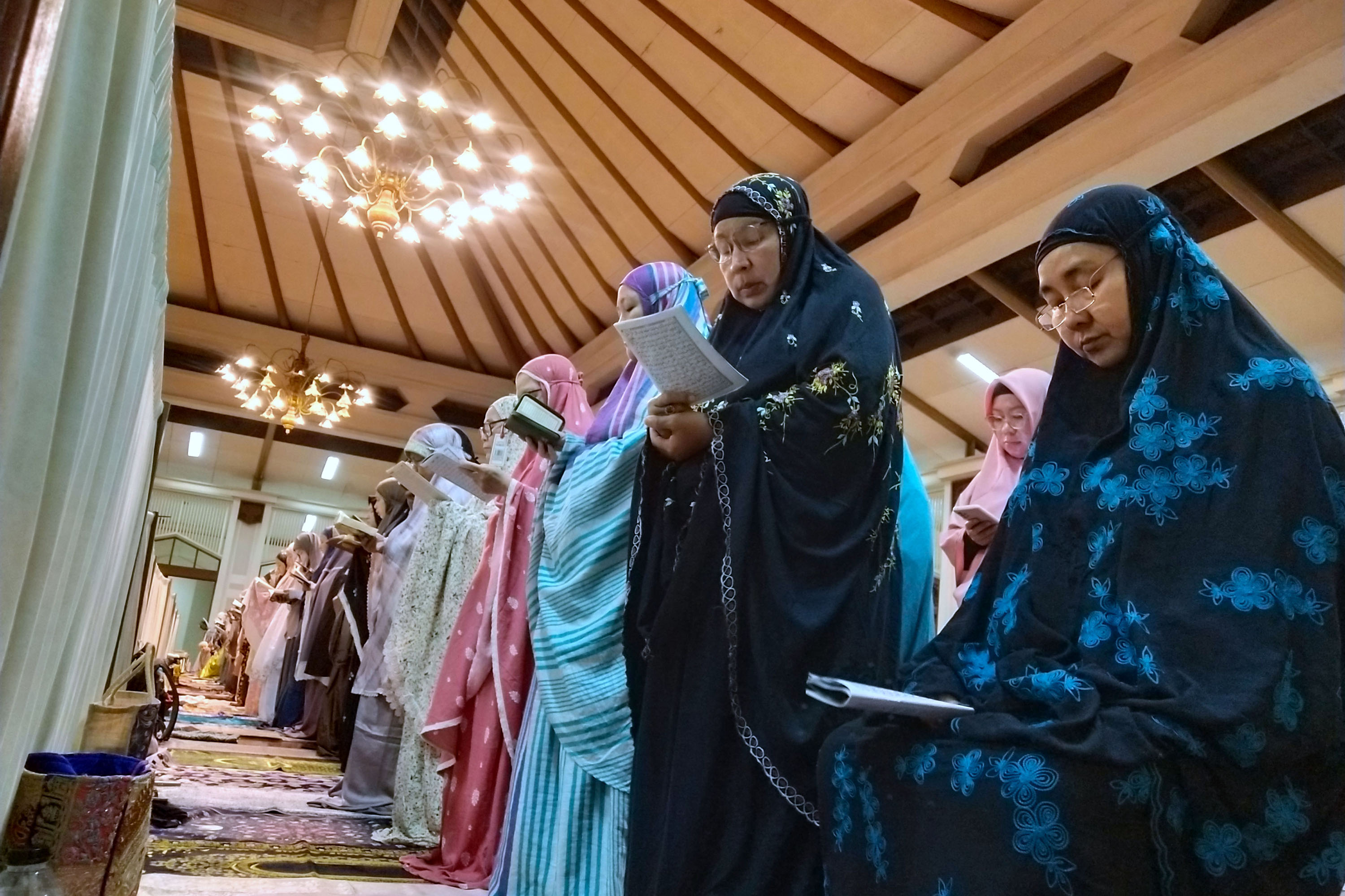 uniknya-itikaf-menggunakan-tenda-di-masjid-habiburrahman-bandung_20230413_215336.jpg