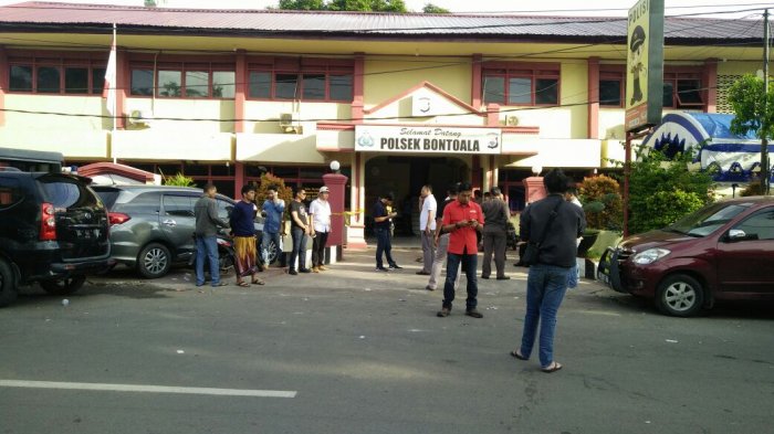unit-k-9-ditsabhara-polda-sulsel-menyisir-lokasi-pelemparan-bok-pipa-di-mapolsek-bontoala_20180101_101651.jpg