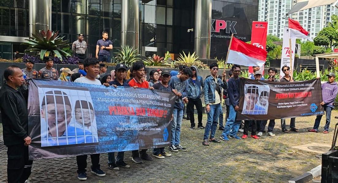 unjuk-rasa-almasi-terkait-dugaan-korupsi-kuota-haji-2024-di-depan-gedung-merah-putih-kpk.jpg