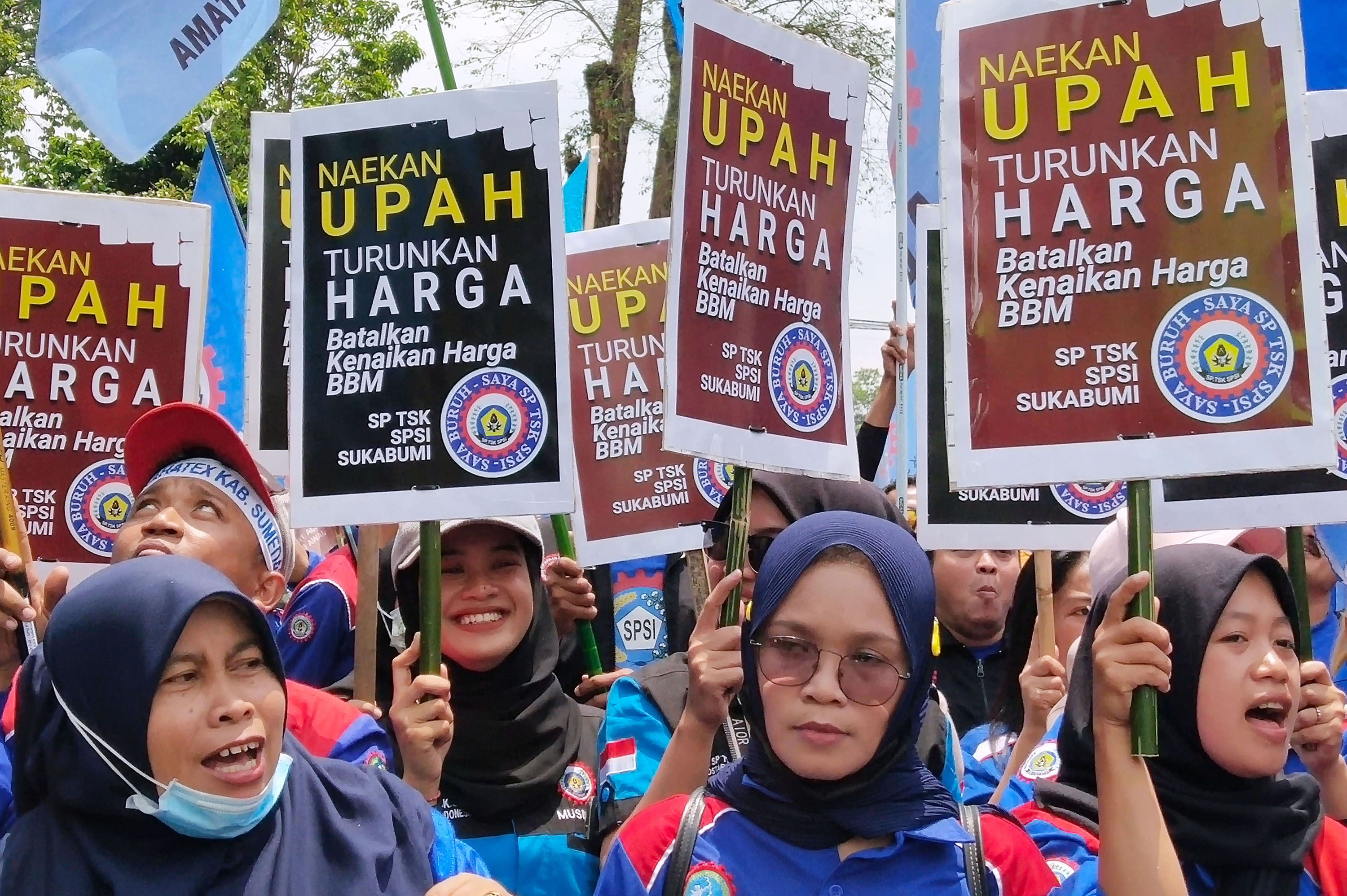unjuk-rasa-buruh-jawa-barat-di-gedung-sate_20220921_160753.jpg