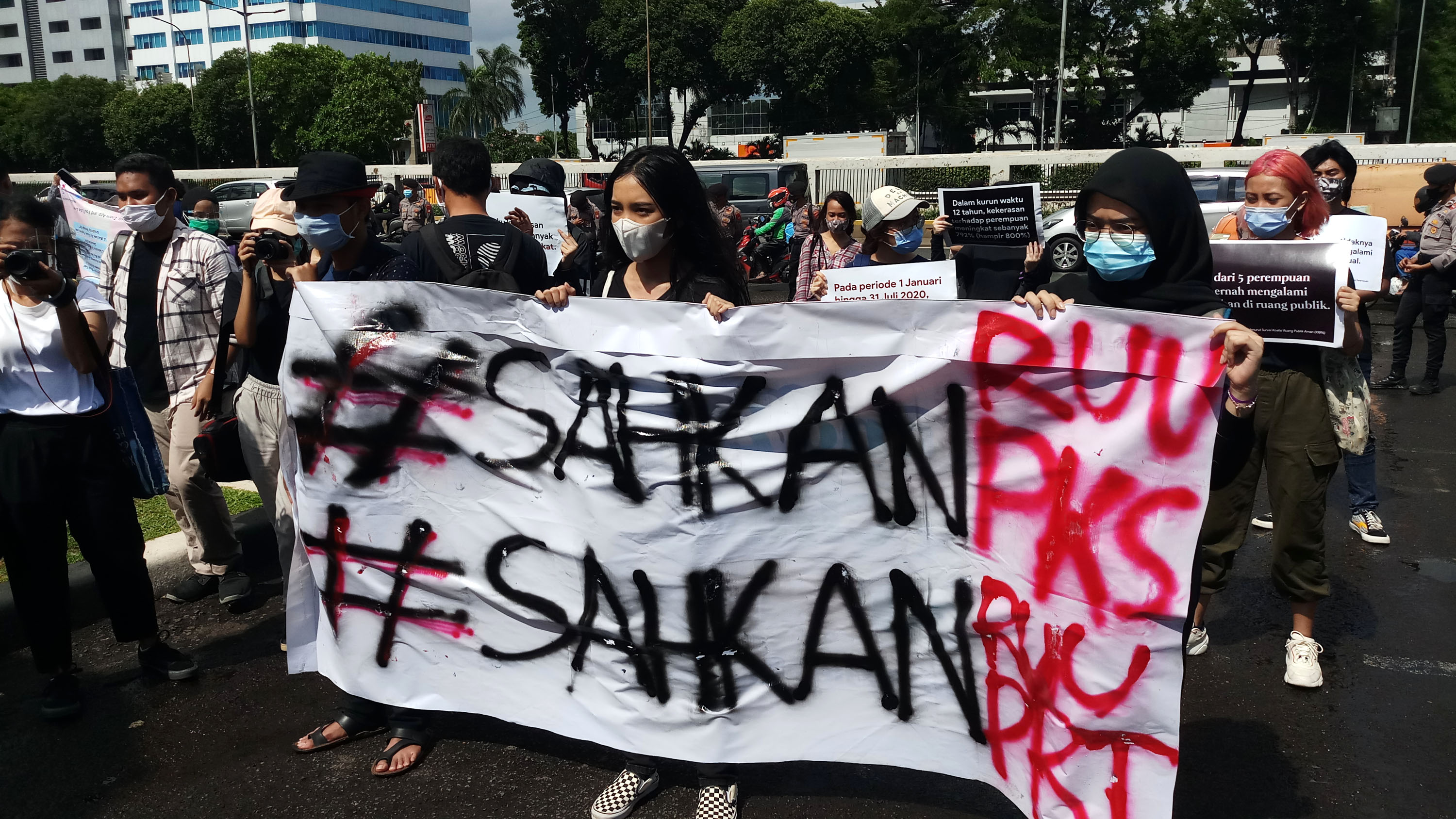 unjuk-rasa-desak-dpr-sahkan-ruu-pks-dan-ruu-pprt_20201209_112933.jpg