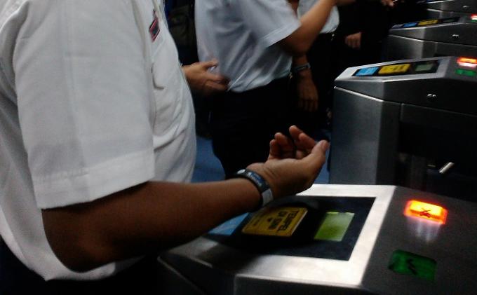 untuk-meningkatkan-layanan-e-ticketing-krl-commuter-kini_20150203_184721.jpg