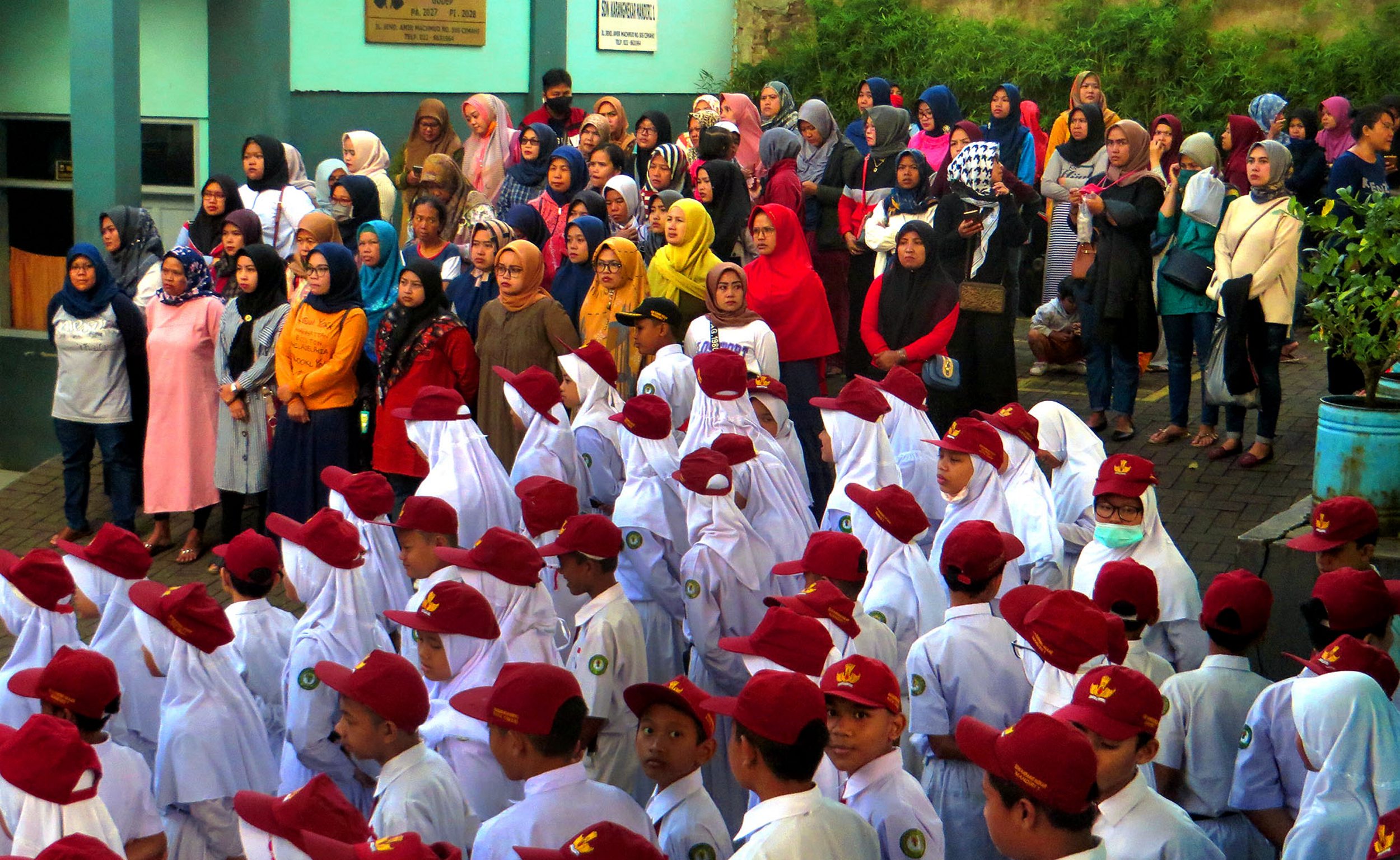 upacara-bendera-orang-tua-murid-sd-negeri-karangmekar-mandiri-1_20200317_182956.jpg
