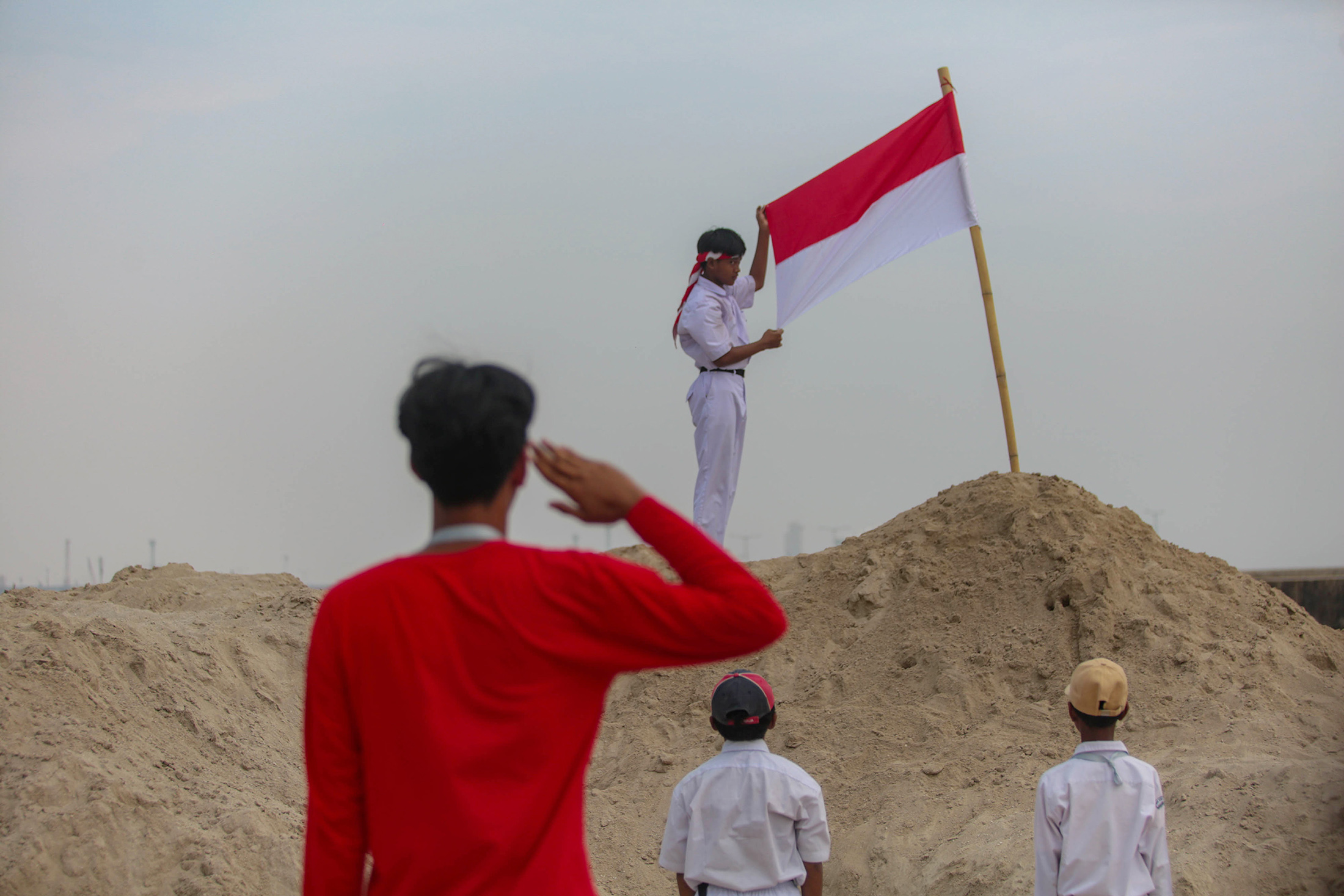 upacara-pengibaran-bendera-hut-ke-79-ri-di-pesisir-cilincing_20240817_202444.jpg