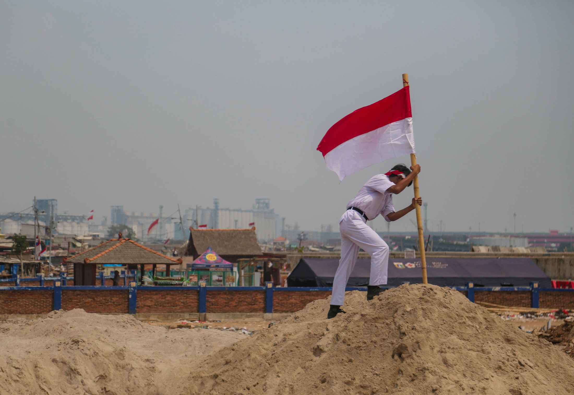 upacara-pengibaran-bendera-hut-ke-79-ri-di-pesisir-cilincing_20240817_203133.jpg