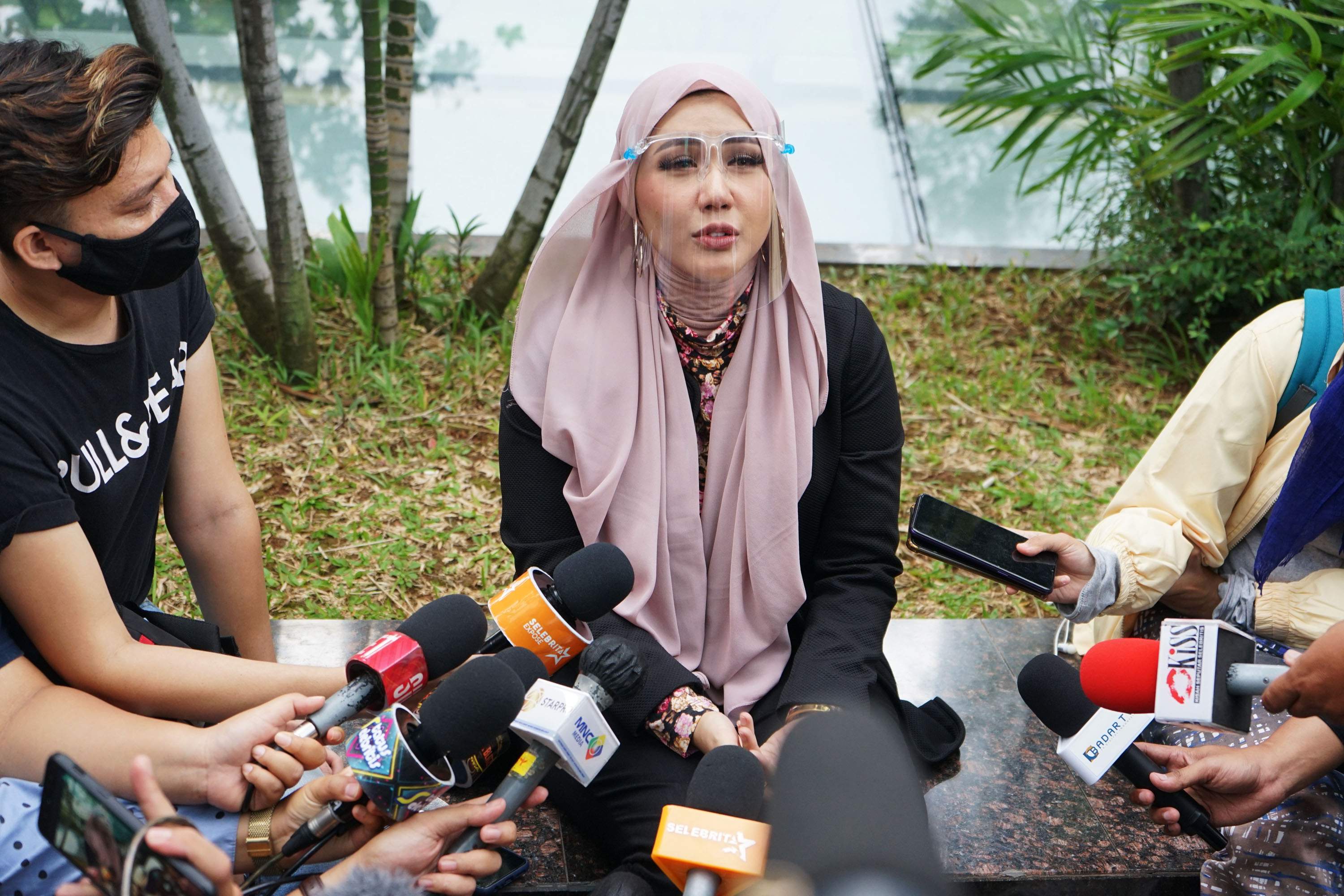 usai-bebas-dari-penjara-rey-utami-merasa-terlahir-kembali_20201116_220454.jpg