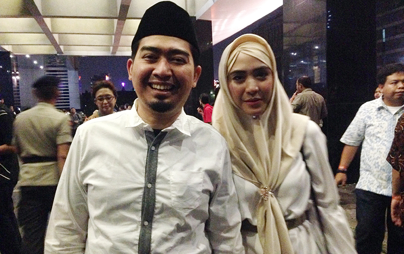 ustaz-solmed-dan-istrinya_20170412_235001.jpg
