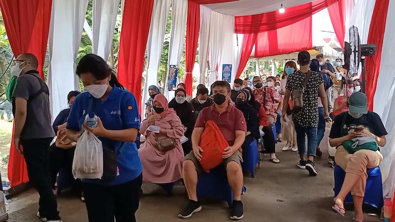 Warga Antre Berjam-jam untuk Vaksin Pfizer, Kemenkes Siapkan 2.000 Dosis Setiap Hari