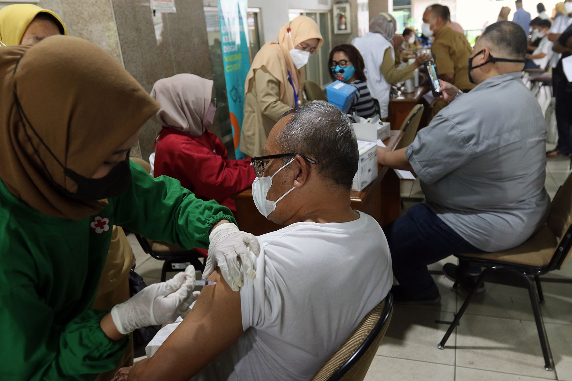 vaksinasi-covid-19-booster-di-kantor-walikota-jaksel_20230125_002918.jpg