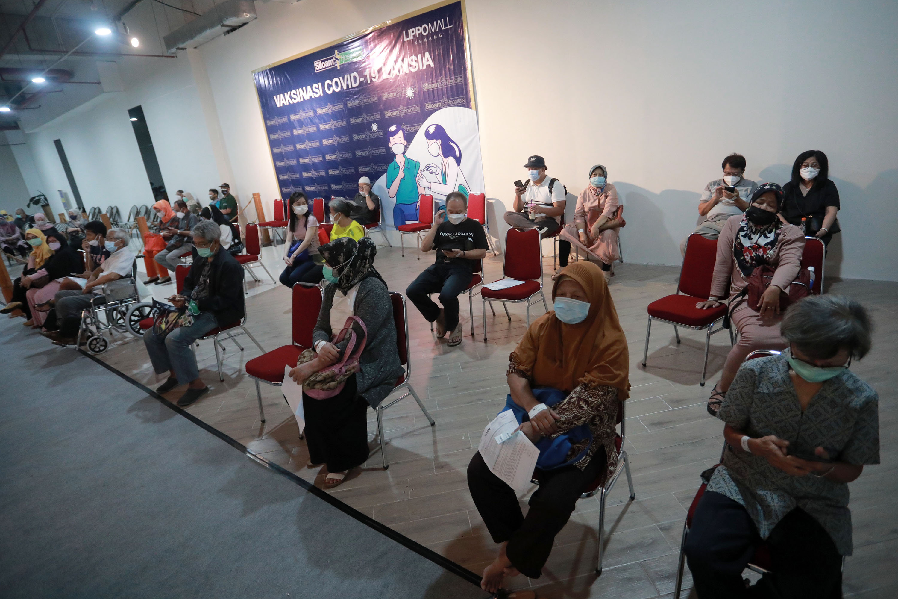 vaksinasi-lansia-dan-guru-di-lippo-mall-kemang_20210412_194701.jpg