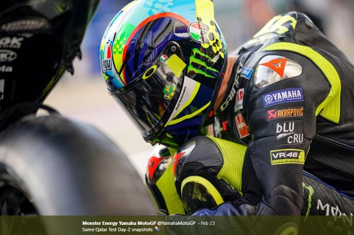 valentino-rossi-jongkok.jpg