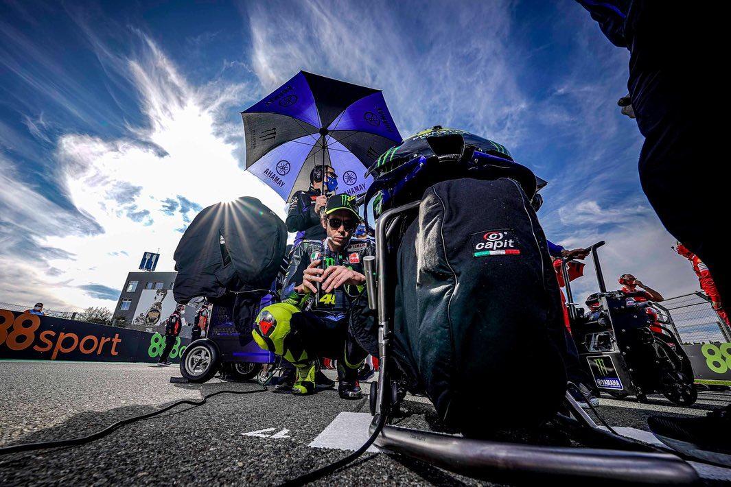 valentino-rossi-ketika-akan-memulai-balapan.jpg