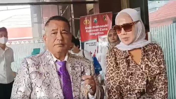 venna-melinda-didampingi-kuasa-hukumnya-mendatangi-polda-jawa-timur-pada-kamis-2612023.jpg