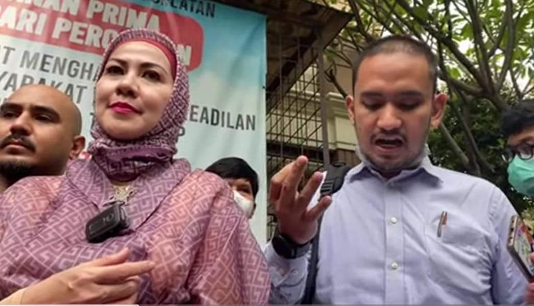 venna-melinda-kiri-bersama-perwakilan-kuasa-hukumnya-kanan.jpg