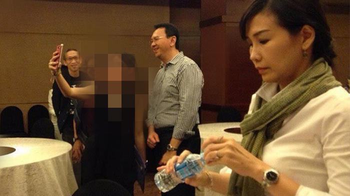 veronica-tan-cemberut-saat-ahok-selfie_20180109_155557.jpg