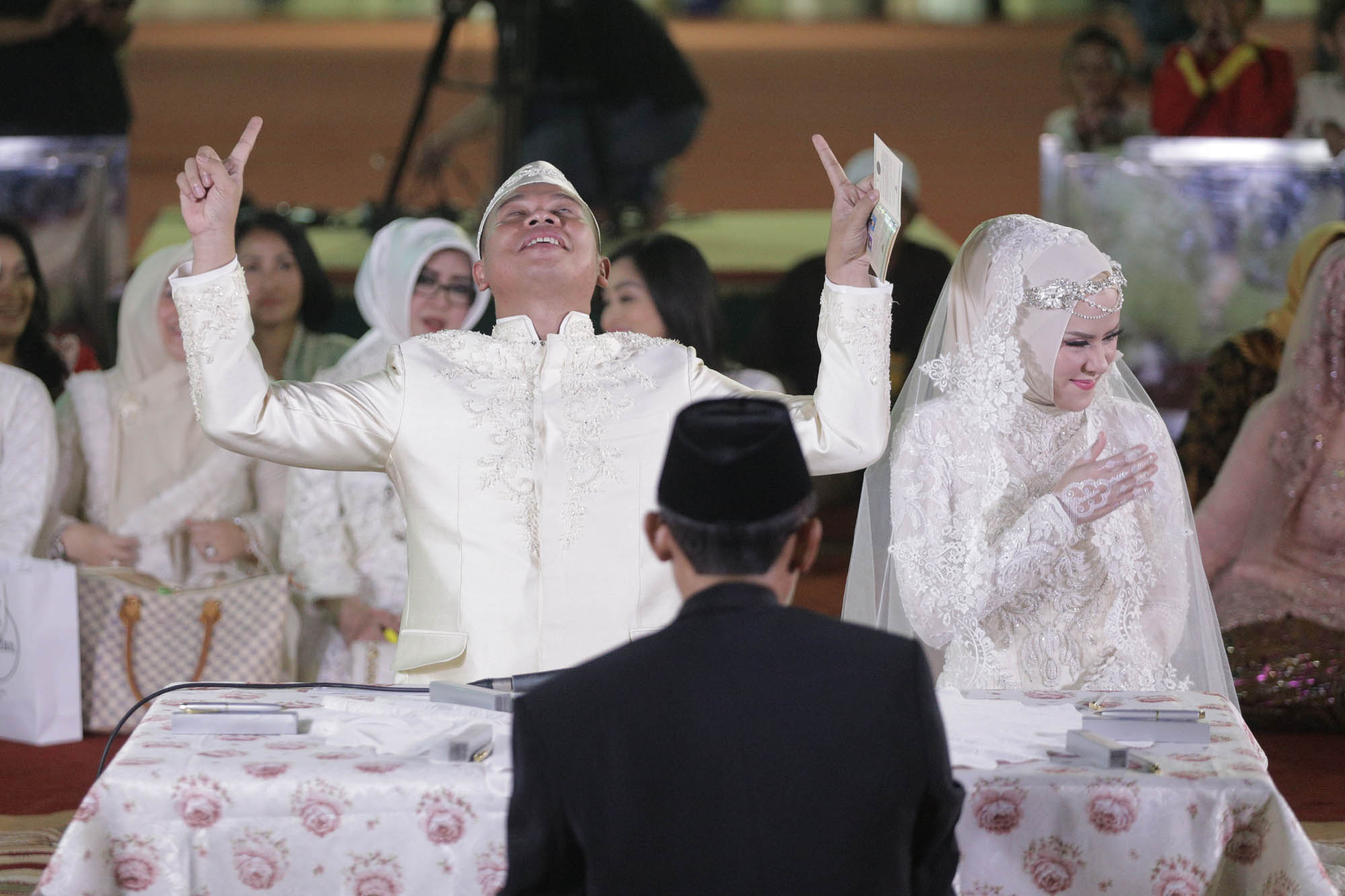 vicky-praseto-resmi-nikahi-angel-lelga_20180209_203230.jpg