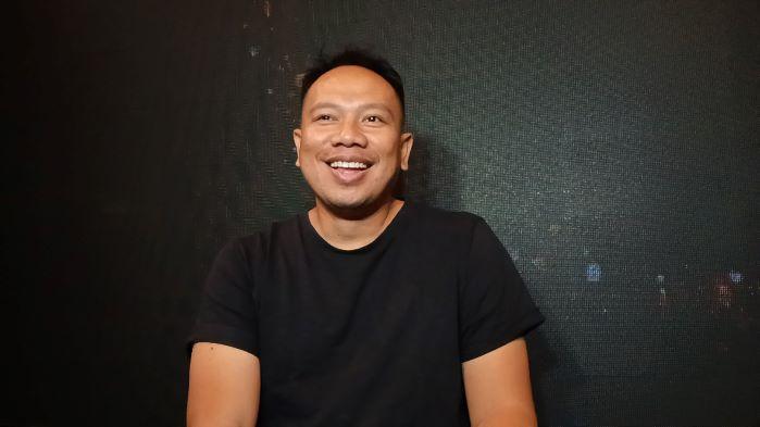 vicky-prasetyo-kaus-hitam.jpg