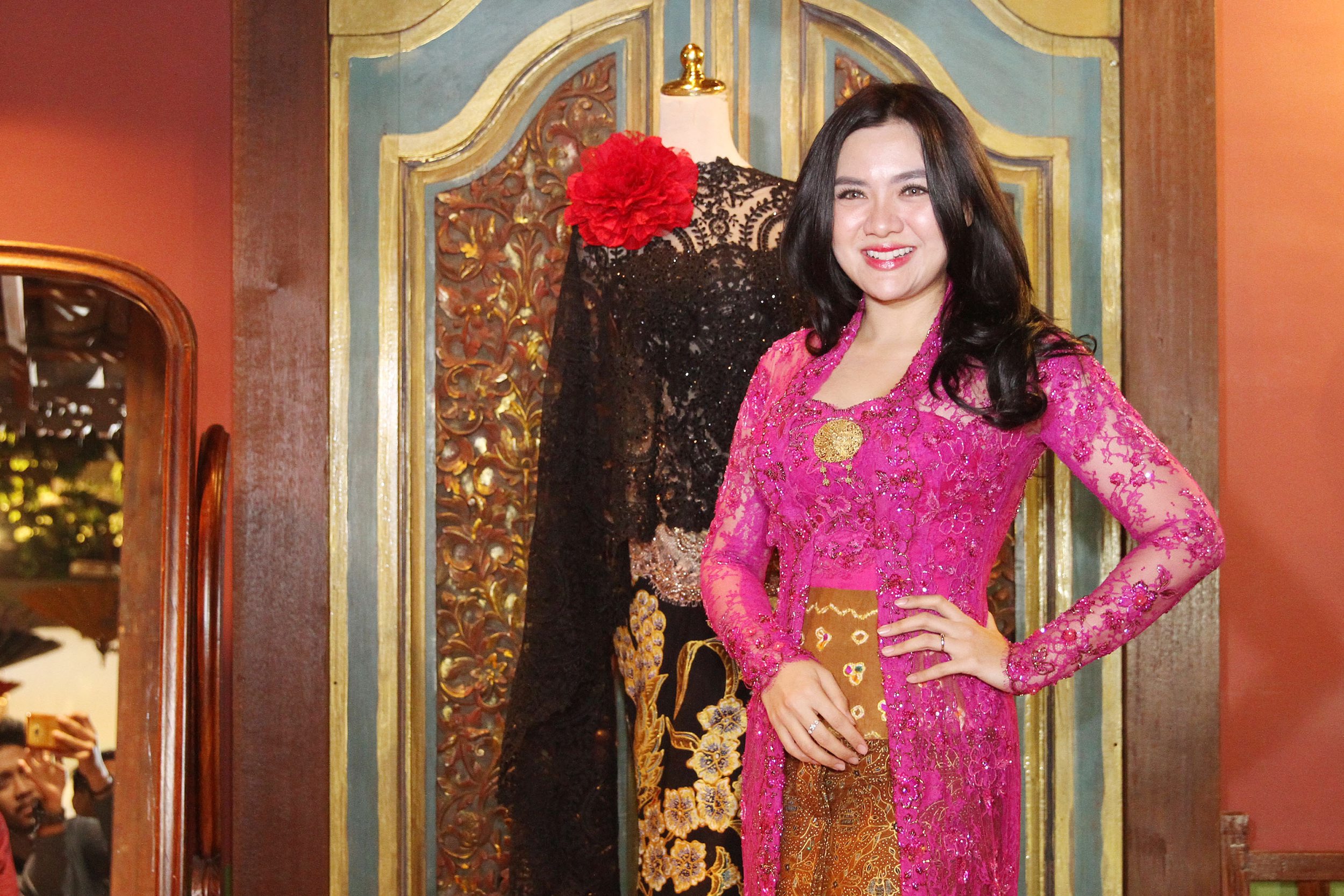 vicky-shu-fitting-baju-pengantin_20170918_122441.jpg
