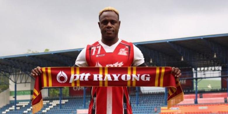 victor-igbonefo-saat-diperkenalkan-oleh-ptt-rayong.jpg
