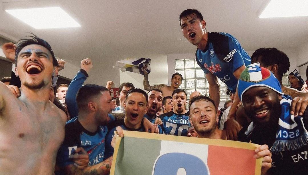 victor-osimhen-dan-rekan-rekannya-di-napoli-bersukacita.jpg