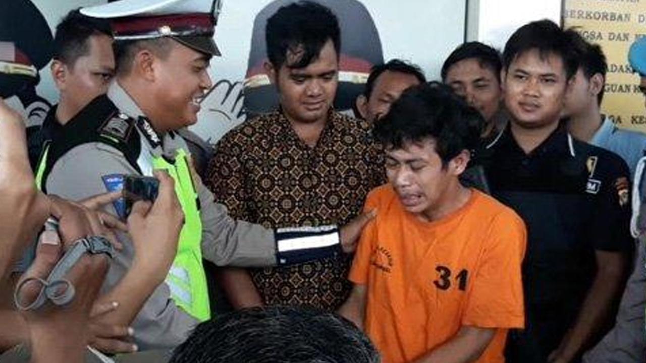 video-adi-saputra-perusak-motor-yang-viral-menangis-minta-maaf-cium-tangan-polisi-yang-menilang.jpg