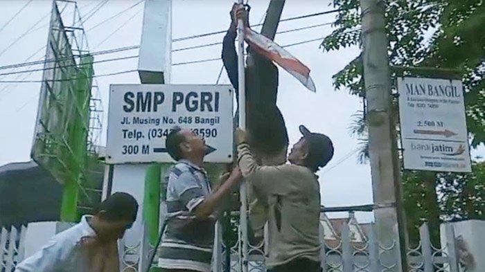 Aksi Bapak-bapak Ganti Bendera Merah Putih: Miris, Nenek Moyang Sudah Berjuang Lawan Penjajah