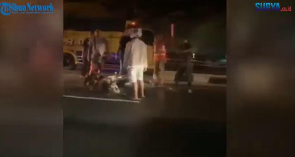 video-viral-pengendara-motor-diamuk-sejumlah-orang.jpg