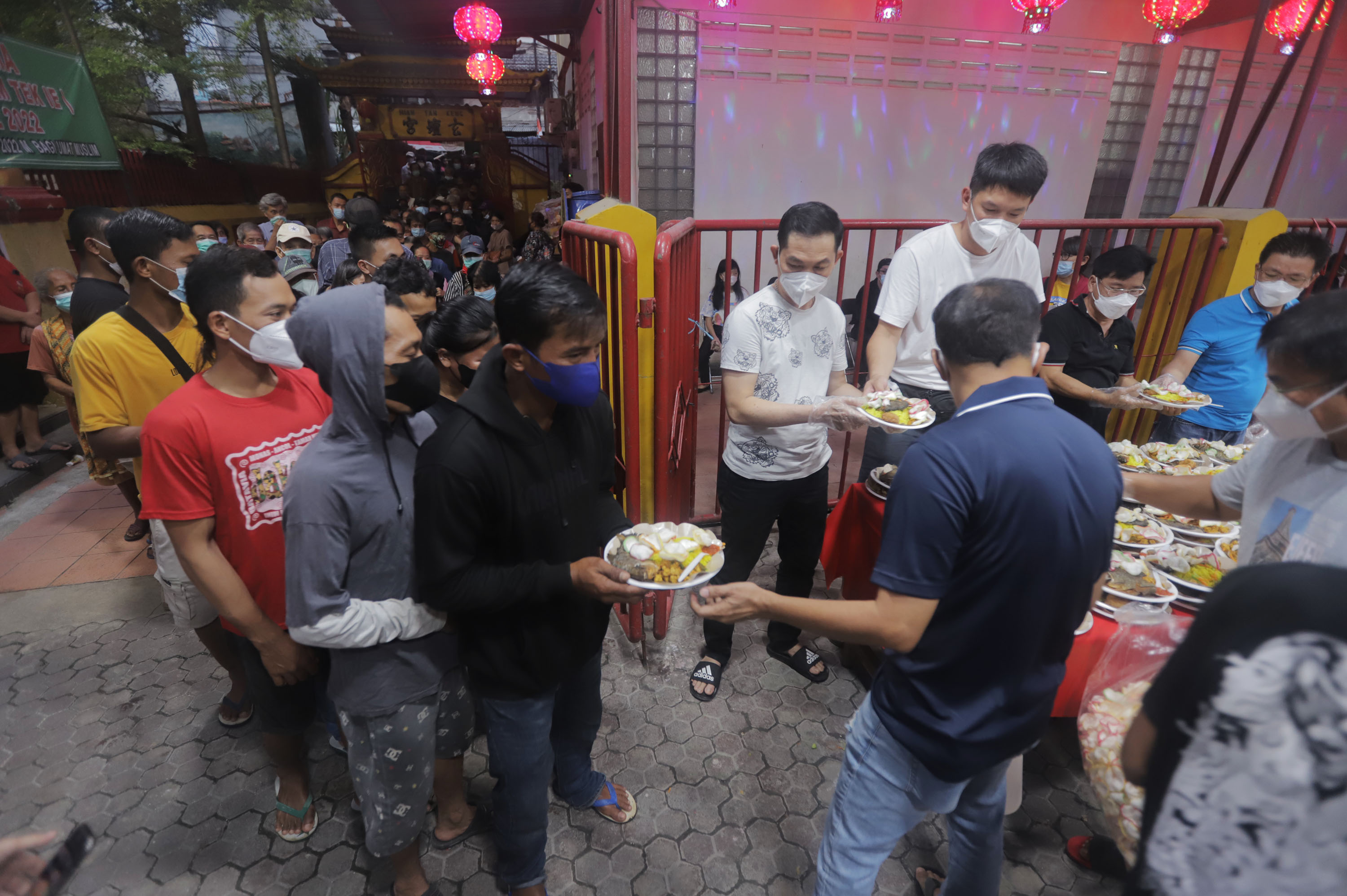 Berita Foto : Vihara Dharma Bhakti Petak Sembilan Bagikan Takjil Gratis
