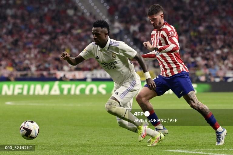 vinicius-junior-kiri-bersaing-dengan-gelandang-atletico-madrid-pablo-barrios.jpg