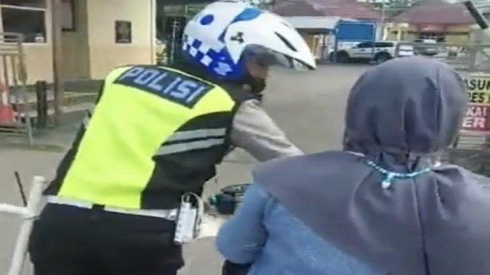 viral-emak-emak-tak-mau-turun-dari-motor-hingga-didorong-polisi.jpg