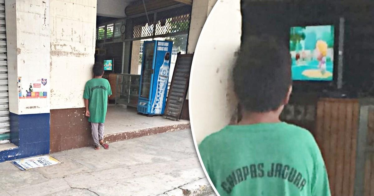 viral-foto-seorang-anak-laki-laki-ikut-nonton-film-kartun-di-tv-tetangga-tapi-hanya-bisa-mengintip.jpg