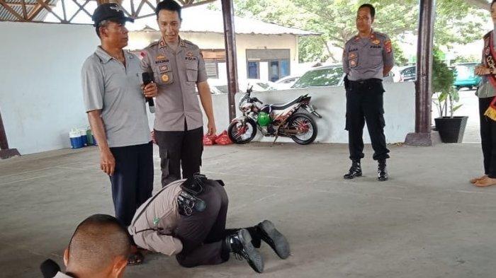 viral-siswa-sekolah-polisi-cium-kaki-ayahnya-yang-pedagang-bakso.jpg